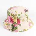 Dettaglio di cappello alla pescatora con stampa floreale rosa e gialla su tela beige - M (56-58cm) / 15# Base Beige con Grandi Fiori (YFM360)