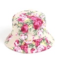 Dettaglio di un cappello da pescatore beige con stampe floreali di rose rosse e rosa - M (56-58cm) / 34# Base Beige con Rose Rosse (YFM360)