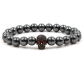 Dettaglio del bracciale di ematite con teschio in zircone dagli occhi rossi stile gothic - Canna di Fucile