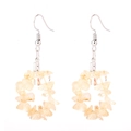 Vue détaillée des boucles d'oreilles pendantes en pierre naturelle jaune clair - Citrine
