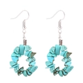 Vue détaillée des perles de turquoise bohème disposées en boucles d'oreilles créoles - Turquoise