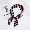 Foulard in seta con motivo geometrico blu scuro e rosso annodato su tessuto bianco - 12 Treccia Rosso