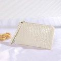 Elegante witte rechthoekige clutch met krokodillenreliëf, polsbandje en ritssluiting - Broken Wit
