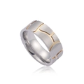 Bague moderne en acier titane avec finition argent brossé et rainures dorées - US 8 / Homme Large Argent Brossé avec Ligne Dorée (KR46070-K)