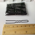 Détail d'une épingle à cheveux noire en U de 6 cm mesurée avec une règle en bois - Épingle en U épaissie / 6cm (50 Pièces/Paquet) / Noir