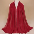 Détail d'une écharpe en mousseline rouge foncé avec strass sur un mannequin blanc - 180x70cm / Bordeaux