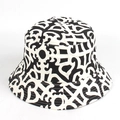 Dettaglio del cappello alla pescatora con stampa graffiti bicolore e cuciture rifinite - M (56-58cm) / 11# Stampa Graffiti Bianco e Nero (YFM360)