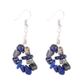Gros plan détaillé des boucles d'oreilles pendantes en perles de lapis-lazuli naturel - Lapis-lazuli