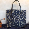 Japanische dunkelblaue Tragetasche mit goldenen Kirschblüten und Wellenmuster - Japanischer Stil Kirschblüte Marineblau (570372505336)