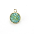 Dettaglio di pendenti in acciaio dorato con inserti in resina glitter verde e blu - 8mm / Blu lago(2)