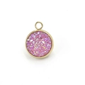 Dettaglio del ciondolo rosa glitterato con bordo in acciaio inossidabile dorato - 8mm / Rosa (1)