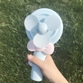 Manueller Mini-Ventilator im Lutscher-Stil in Blau mit rosa Schleife für Kinder - Groß / Hellblau