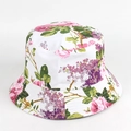 Dettaglio del motivo con rose rosa e tesa cucita sul cappello alla pescatora bianco - M (56-58cm) / 25# Base Bianca con Fiori Rosa Viola (YFM360)
