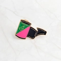 Détail d'une broche en émail forme pellicule photo vintage verte et rose sur marbre - Rouleau de FILM (CC304)