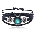 Vista dettagliata del bracciale multistrato Gemelli in pelle con ciondolo luminoso - Gemelli