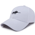 Berretto da baseball in cotone bianco con ricamo corsivo nero in stile street chic - Regolabile / Bianco