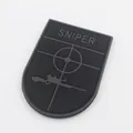 Detailansicht des Sniper-PVC-Patches mit Gewehr-Silhouette und Fadenkreuz-Motiv - Schwarz Grau Schild PVC