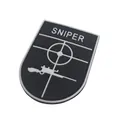 Detailansicht des 3D-PVC-Sniper-Morale-Patches mit Fadenkreuz und Gewehr-Silhouette - Schwarz Weiß Schild PVC
