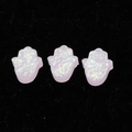 Makroaufnahme von drei rosa synthetischen Opal Hamsa Anhängern mit schillerndem Finish - Hamsa Hand Ohne Loch / Hellrosa