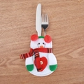 Détail du porte-couverts bonhomme de neige en feutrine avec écharpe rouge pour table de Noël - Style Bonhomme de neige avec cœur