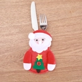 Détail de porte-couverts en feutre Père Noël avec motif sapin sur table en bois - Père Noël