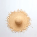 Cappello da spiaggia in paglia a tesa larga con bordi sfrangiati in beige naturale - M (56-58cm) / Stile a tesa larga con frange / Cachi chiaro