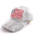 Dettaglio del berretto in denim con bandiera USA in strass e visiera con strappi - Taglia unica / Grigio chiaro