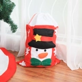 Weihnachts-Geschenkbeutel aus Vliesstoff mit 3D-Schneemann-Motiv, grüner Schleife und Kordelzug - 3D Schneemann Geschenktüte