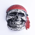 Nahaufnahme einer Totenkopf-Piratenmaske mit Silberdetails und rotem Kopftuch für Halloween - Antik-Silber