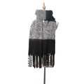 Sciarpa spessa sfumata grigia e nera stile mohair con nappe grossolane su un manichino - 04# Plaid Bianco e Nero