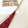 Détail du bâton à chat avec pompons rouges métallisés et perle décorative argentée - Rouge