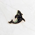 Épingle en émail baleine noir et or avec motif constellation sur marbre - Baleine Étoilée (CC049)