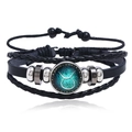 Dettaglio del ciondolo Toro in vetro luminoso su bracciale multistrato in pelle nera - Toro