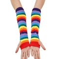 Dettaglio di scaldabraccia in maglia a righe arcobaleno con foro per pollice su bianco - Guanti senza dita con foro per il pollice / Strisce Arcobaleno