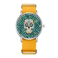 Moderne Quarzuhr mit gelbem Nylonarmband und buntem Totenkopf-Motiv auf dem Zifferblatt - Gelb