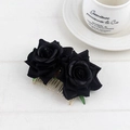 Détail de deux roses en velours noir avec peigne en métal doré pour coiffure mariée - Noir