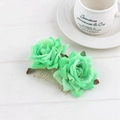 Détail du peigne à cheveux avec deux roses en tissu vert clair et dents dorées - Vert