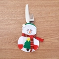 Détail d'un porte-couverts bonhomme de neige en feutrine avec couteaux et fourchettes - Style Bonhomme de neige avec sapin
