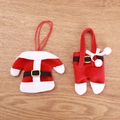 Support à couverts de Noël en forme de mini-vêtements rouges sur fond en bois clair - Ensemble de Vêtements + Pantalons à Boutons en Plastique