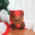 Weihnachts-Geschenkbeutel aus rotem Vliesstoff mit Rentier-Motiv auf Holzparkett - 3D Rentier Geschenktüte