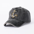 Dettaglio del ricamo ancora su cappellino in denim lavato con finitura retrò vintage - Regolabile / Nero