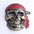 Vintage Piraten Totenkopfmaske in Schwarzgold mit rotem Kopftuch und Feder für Halloween - Antik-Gold
