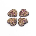 Dettaglio di cabochon in resina a forma di cuore con sfumatura viola e trama druzy - Sfumatura viola oro
