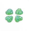 Dettaglio macro di cabochon in resina verde da 12mm a forma di cuore glitterato - Verde