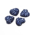 Detail van vier donkerblauwe hartvormige harsstenen met glittertextuur voor DIY-sieraden - Donkerblauw