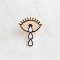 Broche en émail artistique œil larmoyant en finition dorée avec design noir et blanc - Œil qui Pleure (CC293)