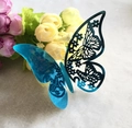 Vue détaillée du papillon 3D bleu découpé au laser sur une surface en peluche - Bleu Réfléchissant