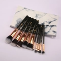 Detailansicht des 10-teiligen Make-up-Pinsel-Sets mit Marmormuster und roségoldenen Hülsen - Set Mit Tasche / 10-teiliges Set / Schwarz