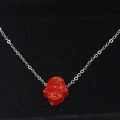 Makroansicht der Silberkette mit rotem Opal-Hamsa-Anhänger auf schwarzem Samthintergrund - Roter Glitzerstil(3)