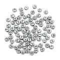 Macro-opname van zilveren ronde platte acryl alfabet kralen met een metallic glans - Antiek Zilver + Zwarte Tekst